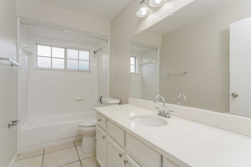Building Photo - 3235 Brewster Dr