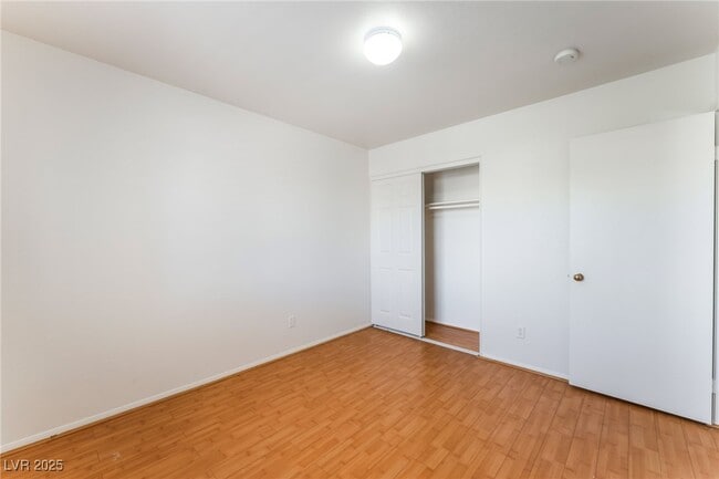 Building Photo - 10412 Shadowland Ave