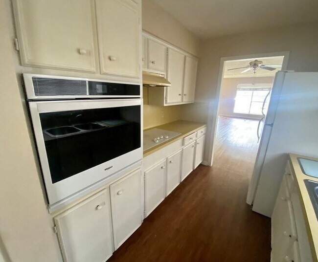 Building Photo - 5025 Meandering Ln