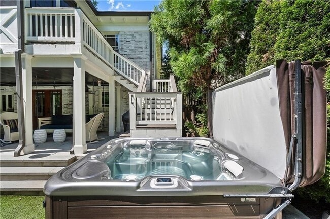 Building Photo - 663 Yorkshire Rd NE