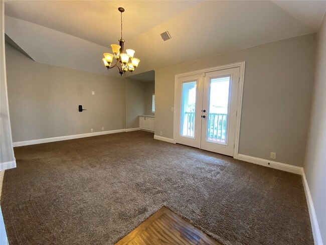 Building Photo - 2425 Lynbridge Dr