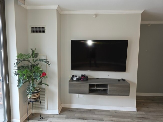 Building Photo - 1101 S State St