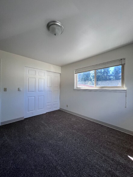 Building Photo - 3033 NE 140th St