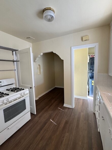 Kitchen - 11029 Hesby St