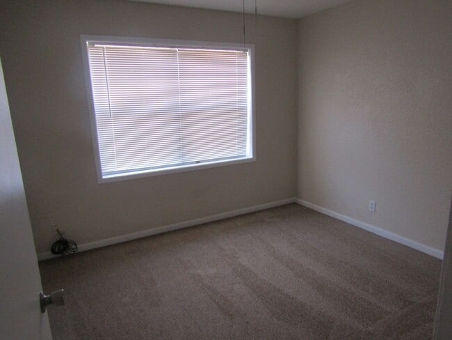 Building Photo - 3 bedroom 2 bath home