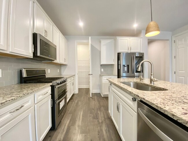 Building Photo - 4 Bedroom, 3 Bath Home w/ 2 Car Garage