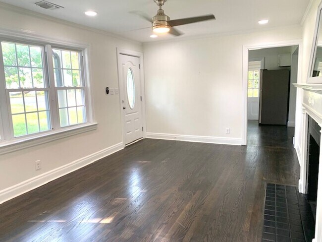 Building Photo - 4 Bedroom, 3 Bath Home w/  1 Car Garage