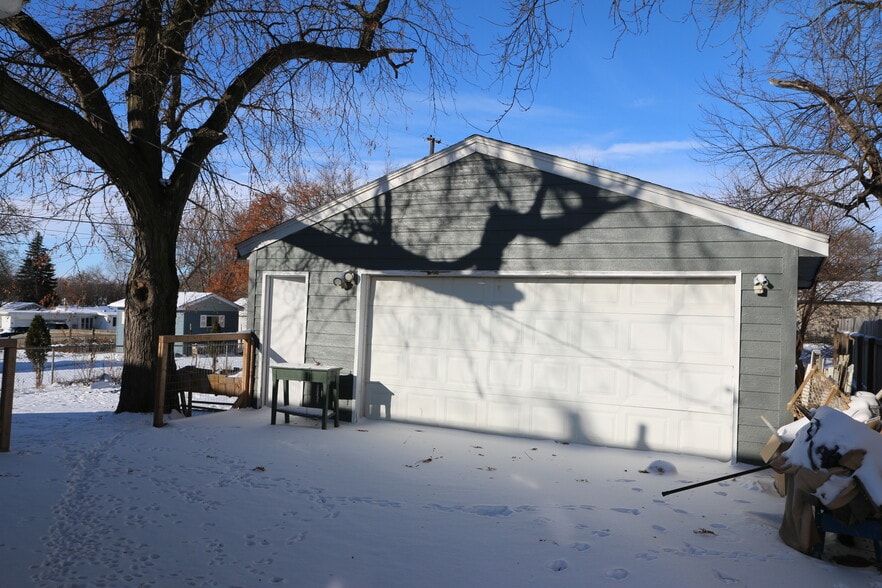 Garage - 3008 E 15th St