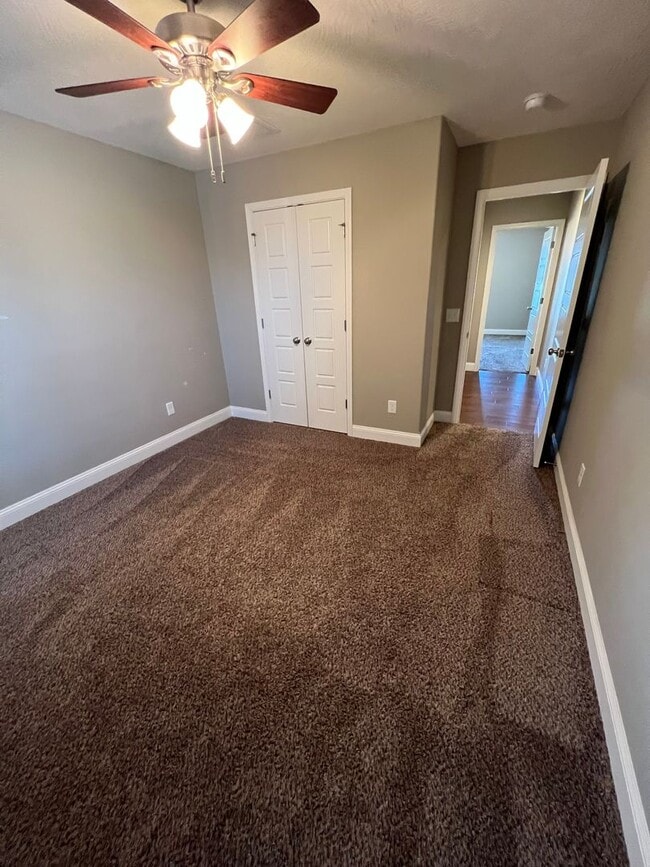 Building Photo - 4 Bedroom | 2 Bathroom | 3 Car Garage| Springfield MO | Fire Place | Covered patio!