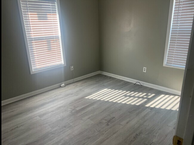 Building Photo - 3103 Lincoln Dr