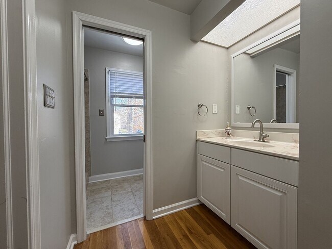 Building Photo - 4 Bedroom Home in Village Green.