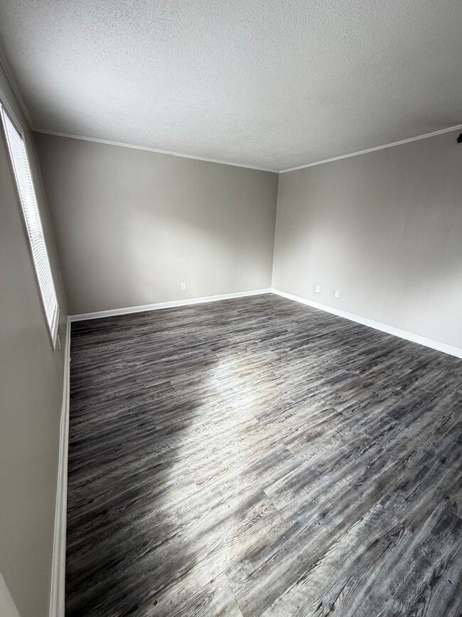 Building Photo - Oxford-2 Bedrooms