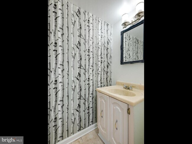 Building Photo - 612 Bough Rd