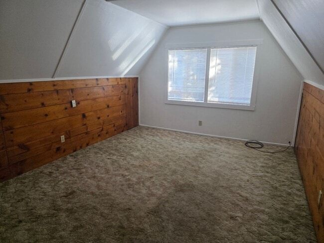 Building Photo - Cute 2 bedroom, 1 bath close to town