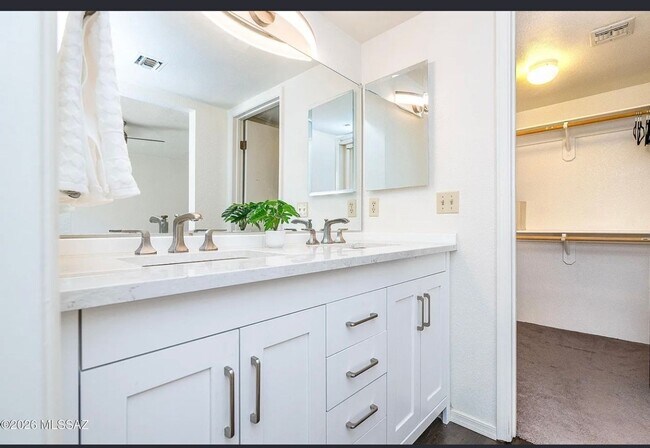 Building Photo - Spacious 3BR Townhome in Tucson