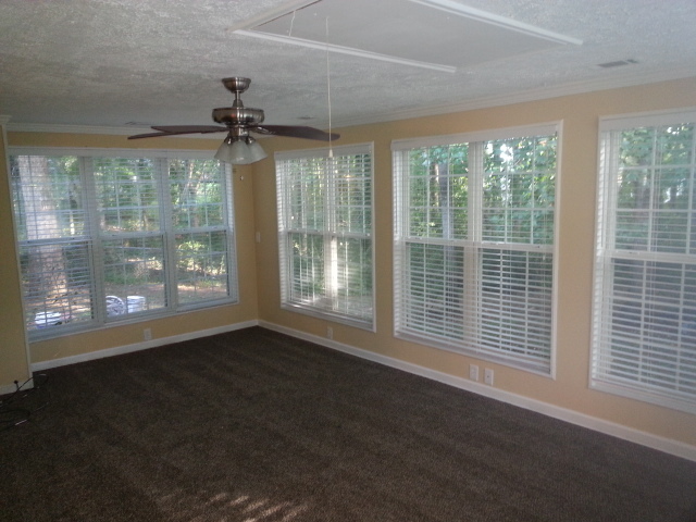 Building Photo - Lovely 3 BR / 2 Bath with Sunroom!