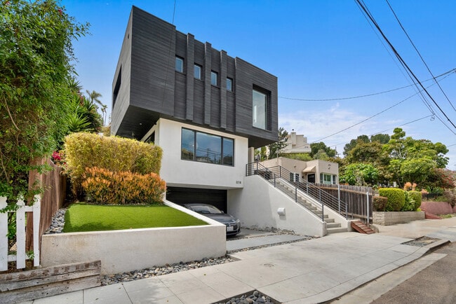 Building Photo - 3218 Ibis St