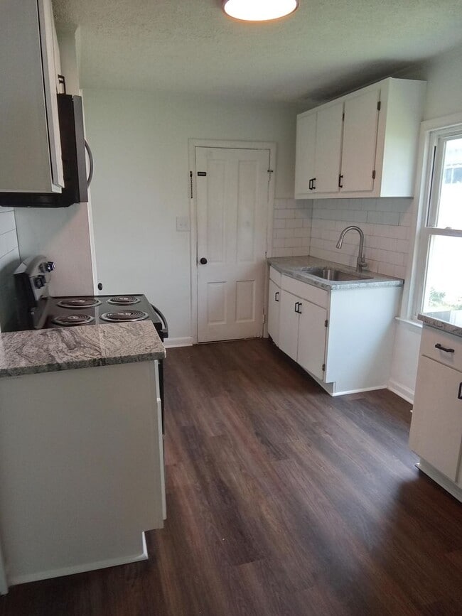 Building Photo - Renovated 2BR, 1 BA SFH