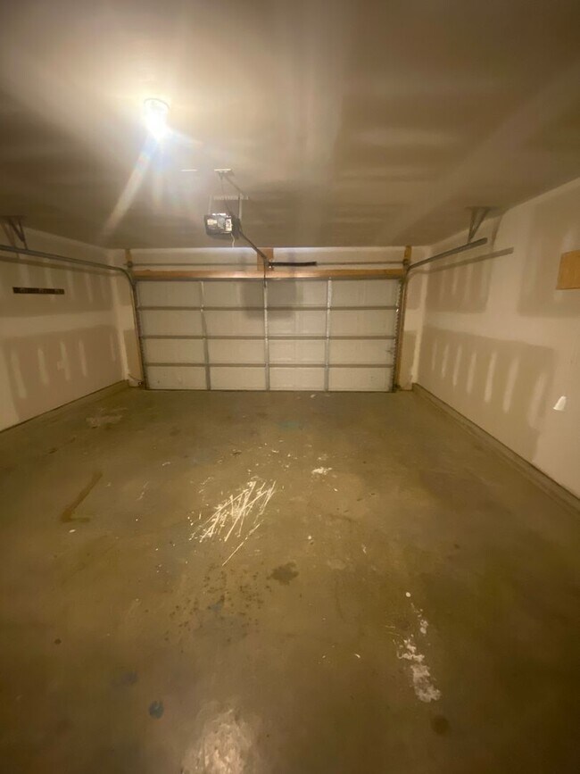 Building Photo - Spacious 3BR/2BA Home with Garage