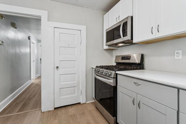 Building Photo - 710 W 31st St