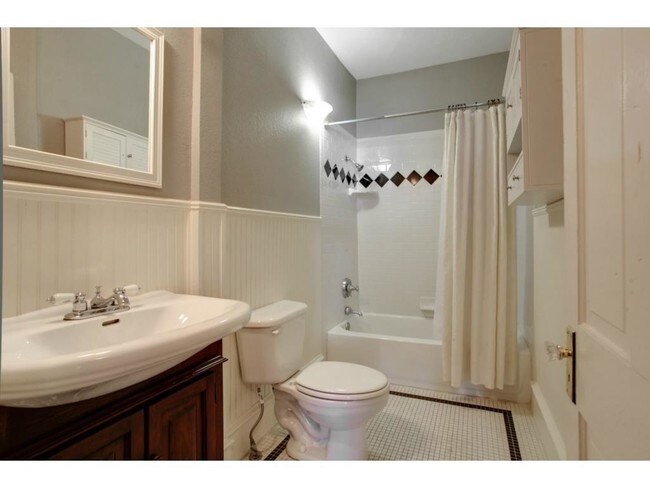 Building Photo - 2200 College Ave