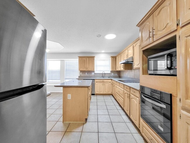 Building Photo - Charming 3-Bed, 2-Bath Home in Bedford with Garage Parking