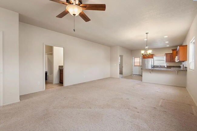 Building Photo - Charming 2 Bedroom, 2 Bath Duplex in an Excellent Location!