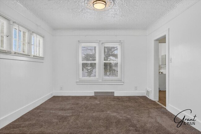 Building Photo - 13932 Roselawn St