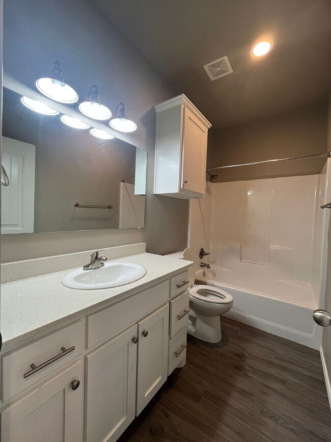 Building Photo - Spacious Duplex-3/2/2 Near Preston Manor!