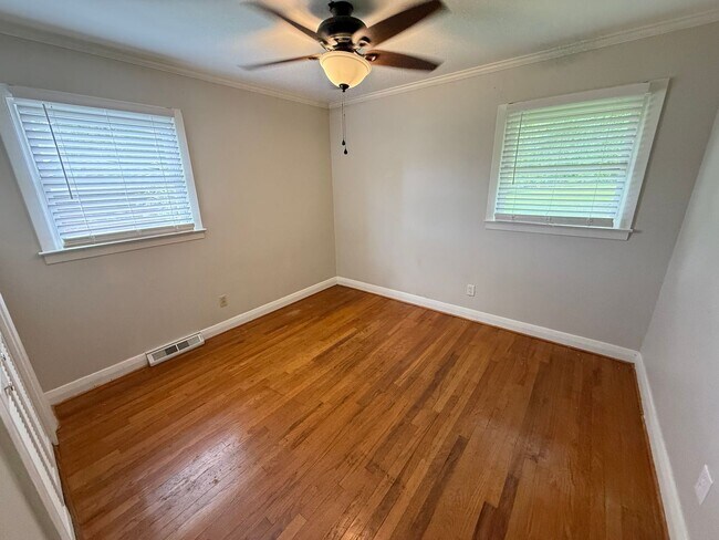 Building Photo - 2703 Lakeridge Cir NW