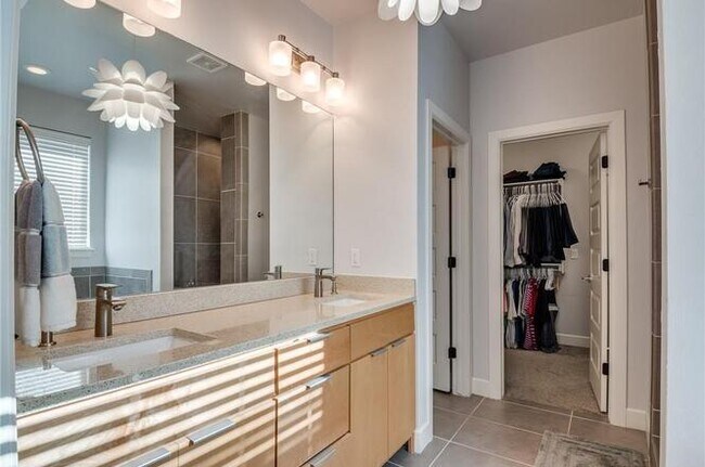 Building Photo - Amazing- Transitional Style Home with Custom Finishes w/ Community Pool- Gated- Edmond Schools