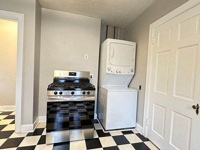 Building Photo - Charming 2-Bedroom Cottage-Style Home!