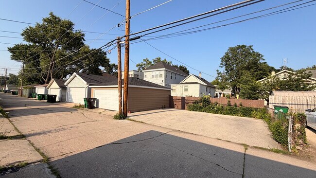 Building Photo - 1025 Hannah Ave
