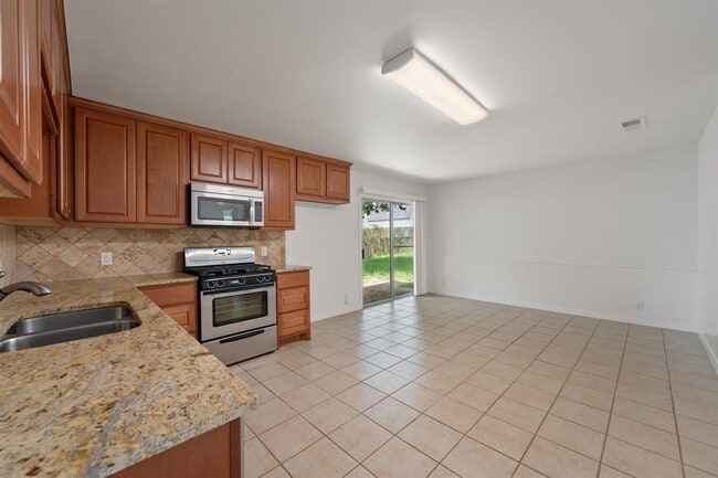 Building Photo - 7009 Isabelle Dr