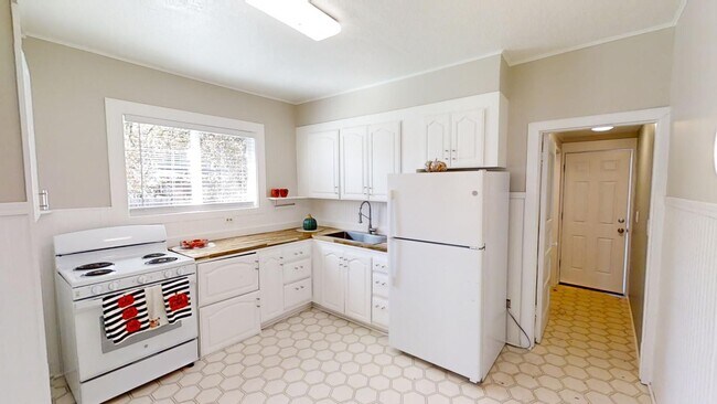 Building Photo - KJKLLC-Carlton Street