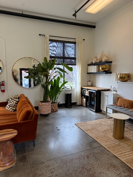 Building Photo - 532 W 10th St