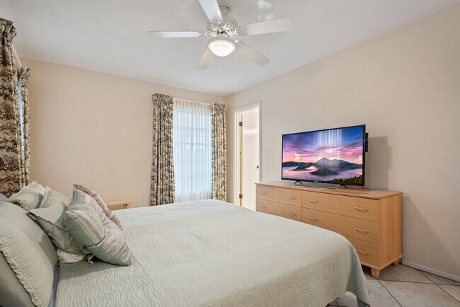 Building Photo - 7423 Dickens Dr