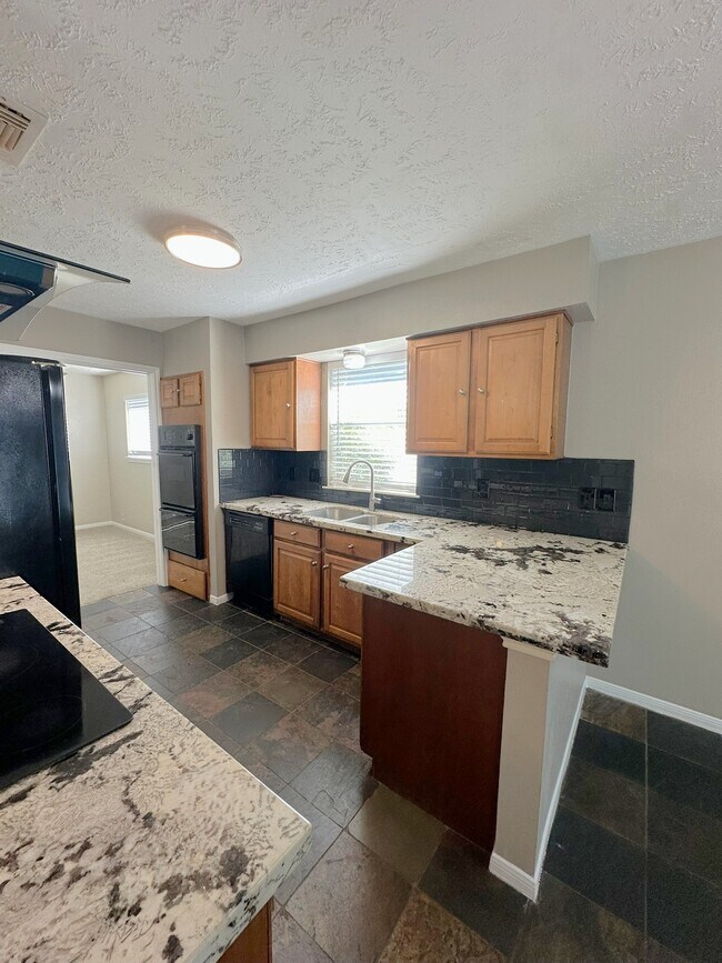 Building Photo - 21314 Highland Knolls Dr