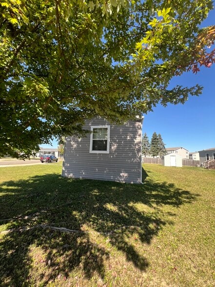 Building Photo - 133 Grand River Dr