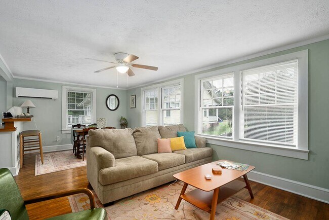 Building Photo - One Bedroom Garage Apartment in 5 Points!!