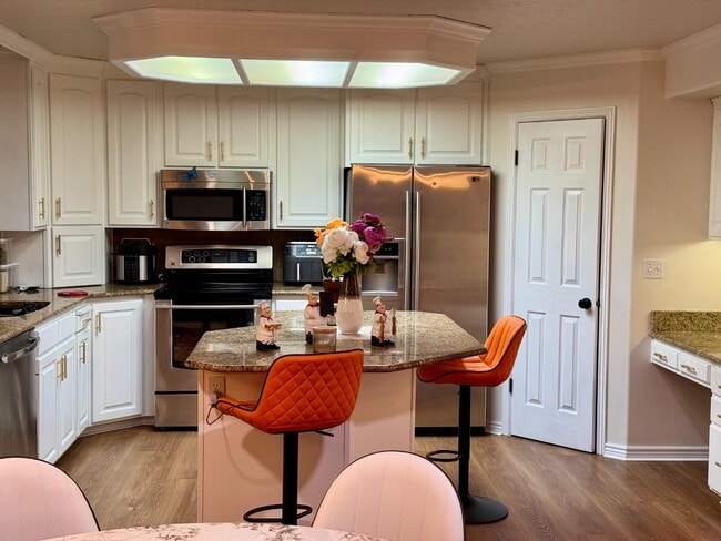 Building Photo - 982 4000 N