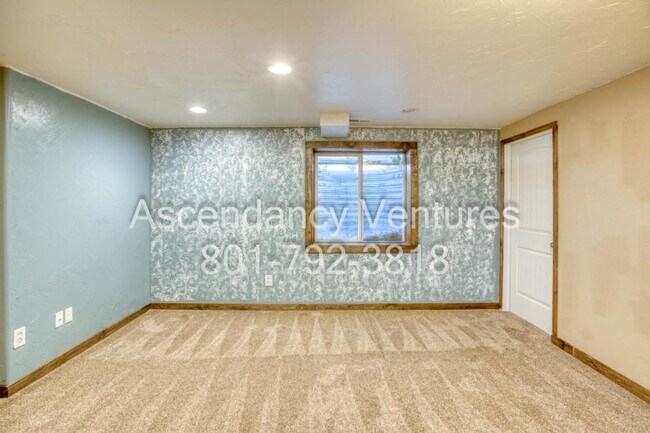 Building Photo - 1483 N Clemente Wy
