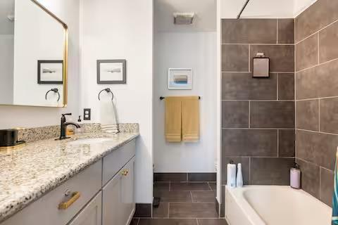 Building Photo - 84 Anthony St