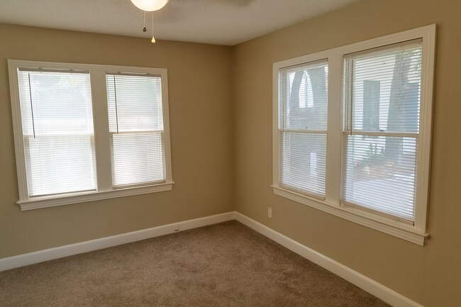 Building Photo - 110 E 30th St