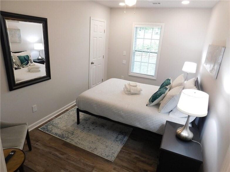 Building Photo - 213 Claire Dr SE