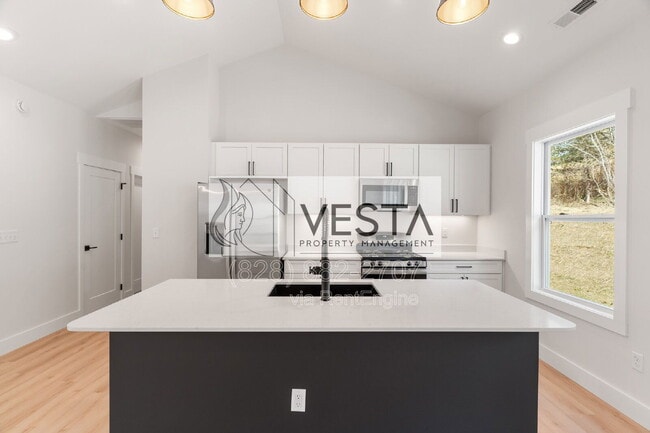 Building Photo - 11 Apple Meadow Ln