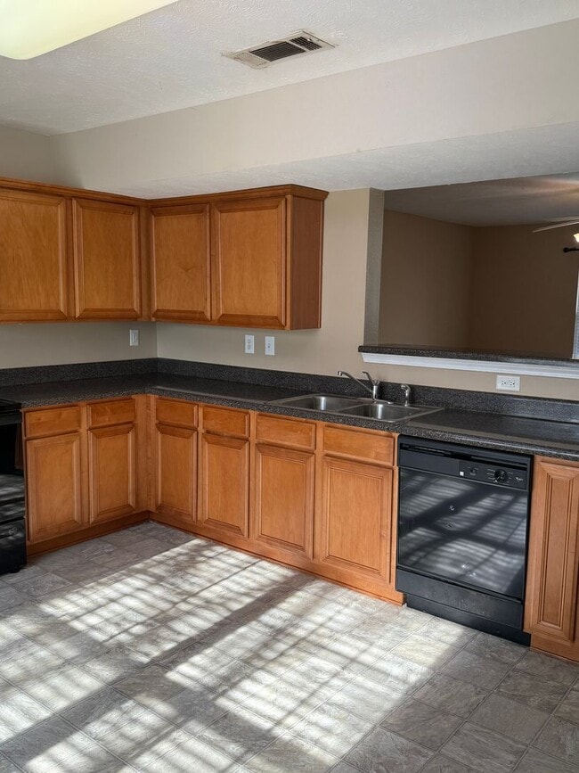 Building Photo - Roommate friendly floorplan minutes from downtown