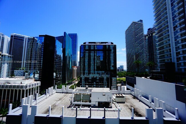Building Photo - 1060 Brickell Ave