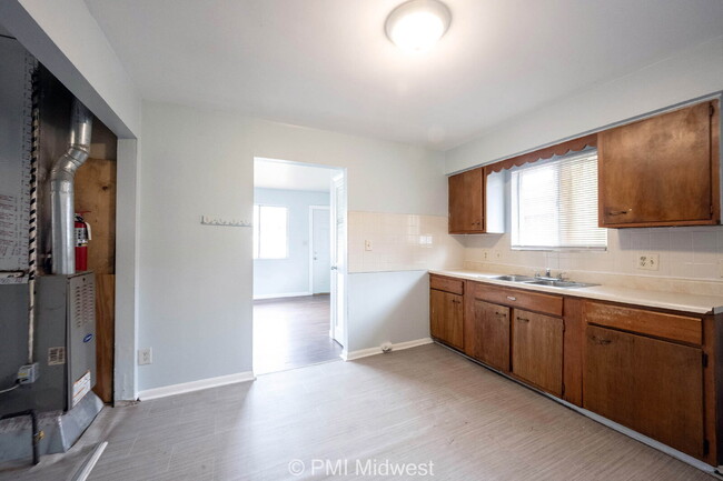 Building Photo - "Charming 2-Bed Duplex Gem on North Leland...