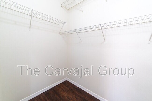 Building Photo - 423 Heather Hills Dr